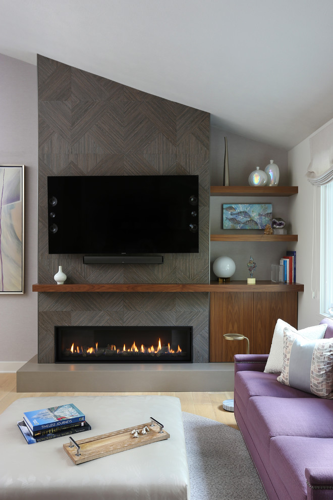 Пример оригинального дизайна: открытая гостиная комната среднего размера в современном стиле с серыми стенами, светлым паркетным полом, горизонтальным камином, фасадом камина из плитки, телевизором на стене и разноцветным полом