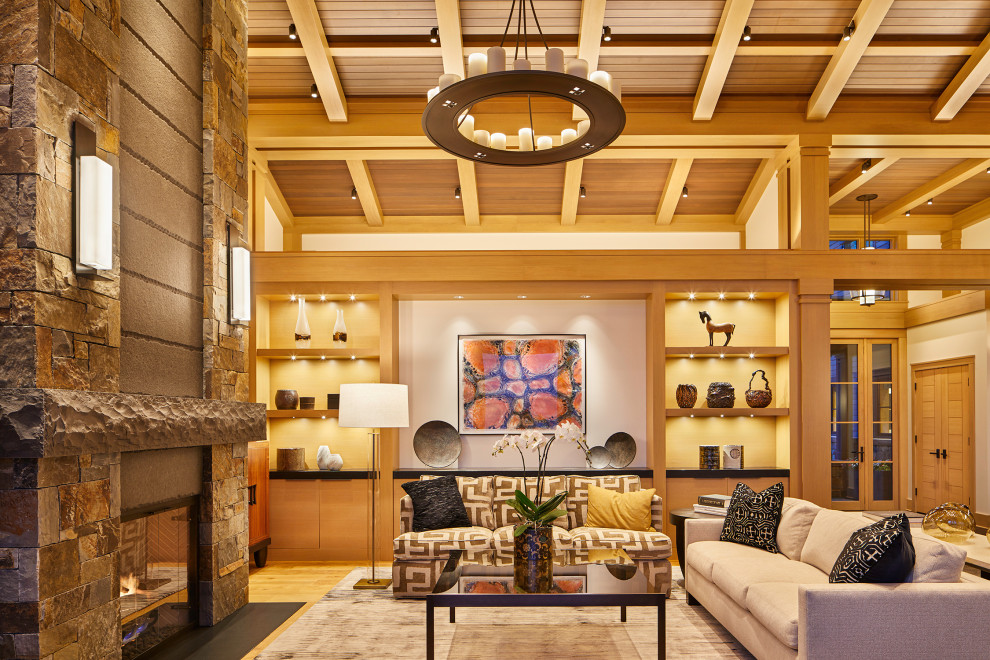 Fernseherloses, Großes, Offenes Klassisches Wohnzimmer mit braunem Holzboden, Kaminumrandung aus Stein, freigelegten Dachbalken, beiger Wandfarbe, Kamin und beigem Boden in Seattle