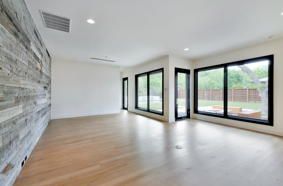 Modernes Wohnzimmer mit weißer Wandfarbe und hellem Holzboden in Dallas
