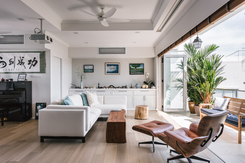 Repräsentatives, Offenes Asiatisches Wohnzimmer mit weißer Wandfarbe, braunem Holzboden und braunem Boden in Singapur