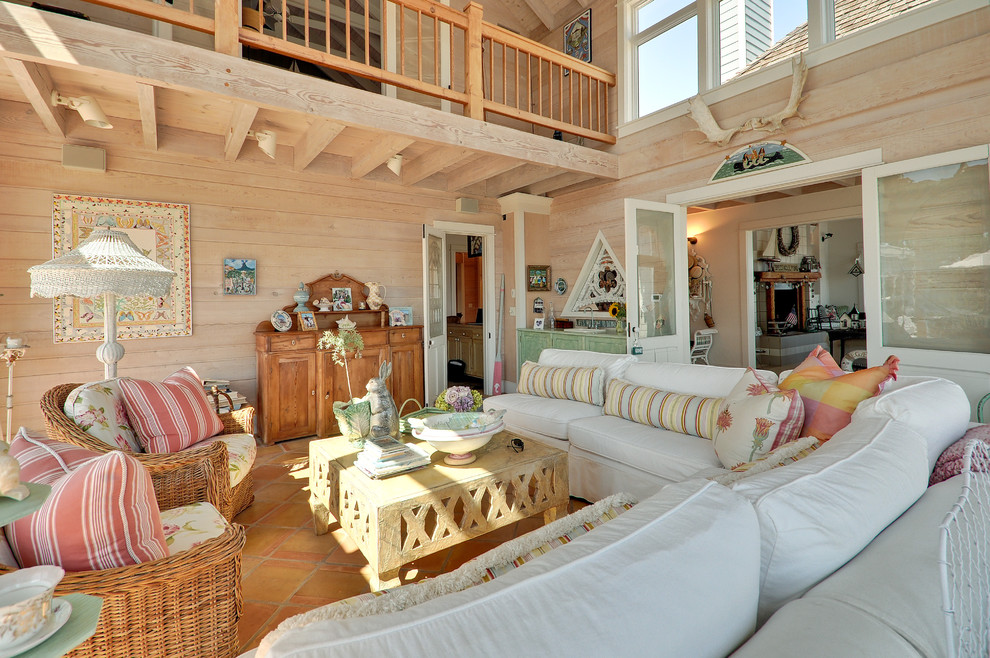Immagine di un grande soggiorno stile marinaro chiuso con pavimento in terracotta, nessun camino, nessuna TV, angolo bar e pareti beige