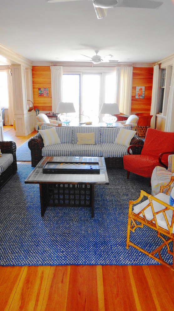Ejemplo de salón para visitas abierto marinero grande sin chimenea y televisor con paredes blancas y suelo de madera en tonos medios