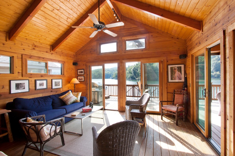 Источник вдохновения для домашнего уюта: парадная, изолированная гостиная комната среднего размера в классическом стиле с оранжевыми стенами, паркетным полом среднего тона и синим диваном