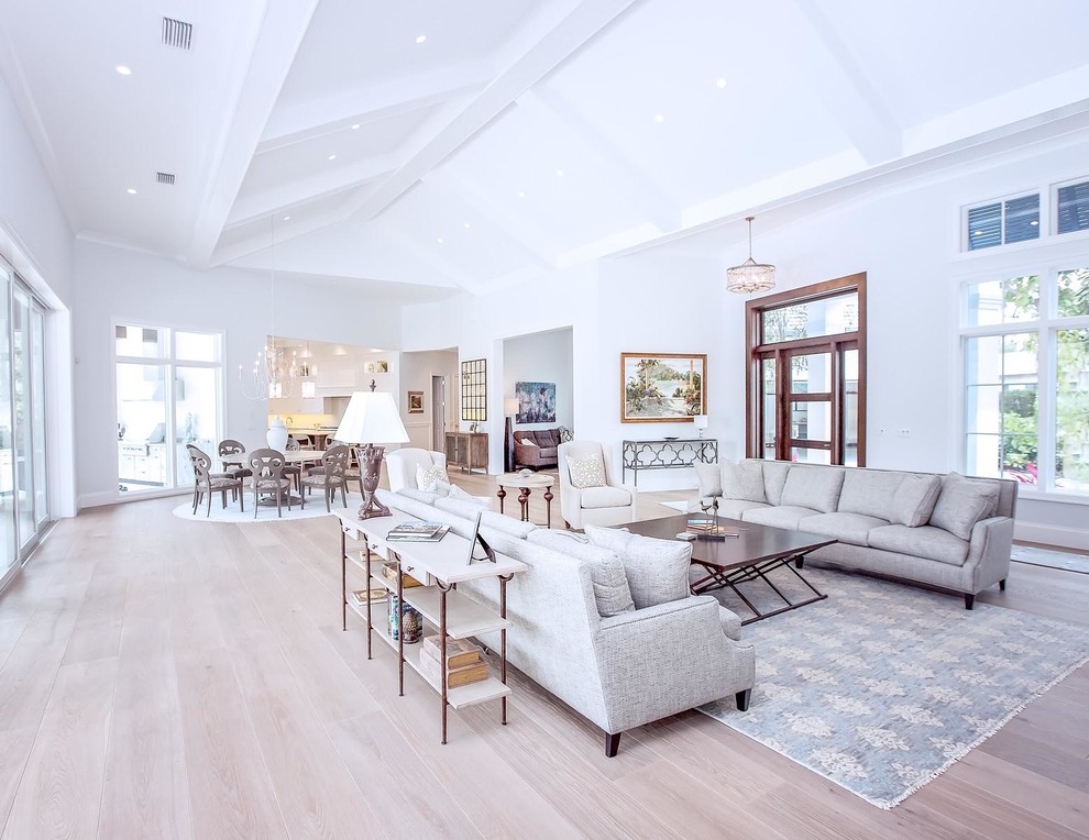 Repräsentatives, Fernseherloses, Offenes Klassisches Wohnzimmer mit weißer Wandfarbe und hellem Holzboden in Miami