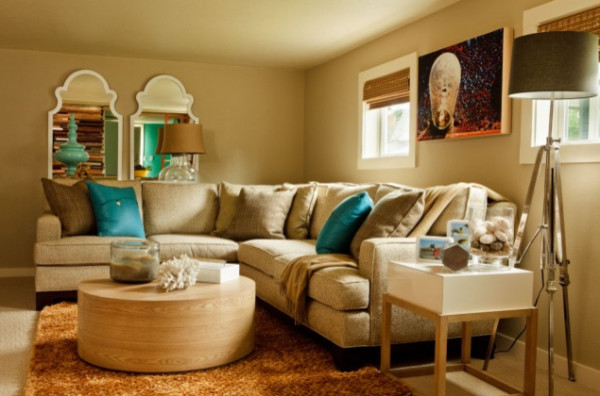 Kleines, Repräsentatives, Abgetrenntes Asiatisches Wohnzimmer ohne Kamin mit beiger Wandfarbe, Teppichboden und Multimediawand in Toronto