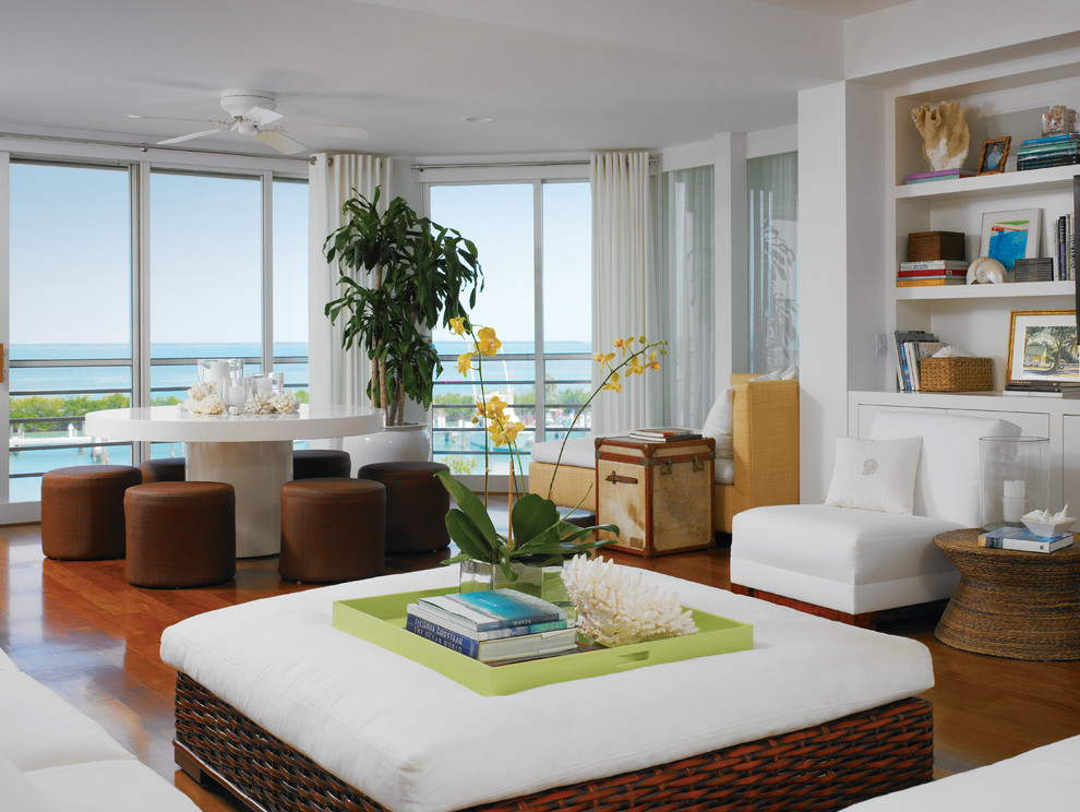 Источник вдохновения для домашнего уюта: открытая гостиная комната в морском стиле с белыми стенами и паркетным полом среднего тона