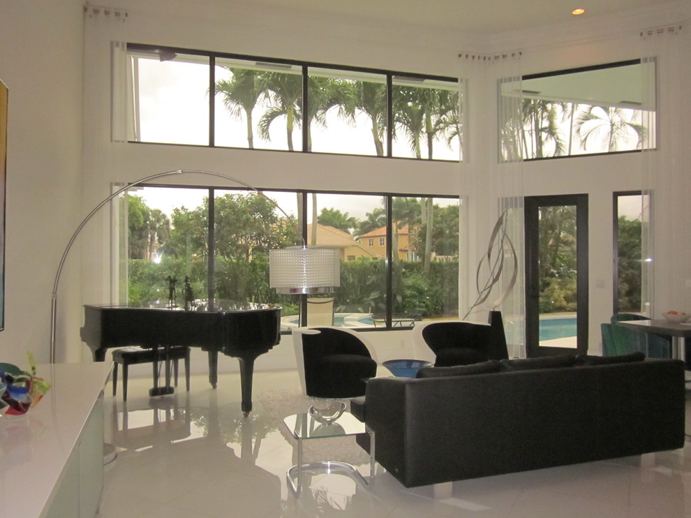 Großes, Offenes Modernes Wohnzimmer mit weißer Wandfarbe und Marmorboden in Miami
