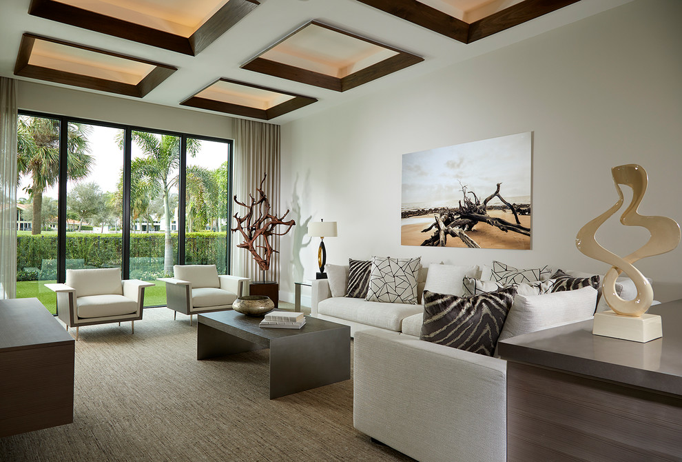 Пример оригинального дизайна: большая гостиная комната в современном стиле с бежевыми стенами, ковровым покрытием и бежевым полом