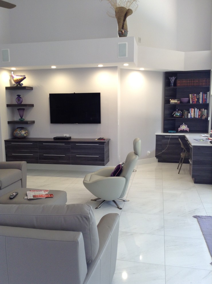 Esempio di un ampio soggiorno contemporaneo aperto con pareti grigie, pavimento in gres porcellanato e TV a parete