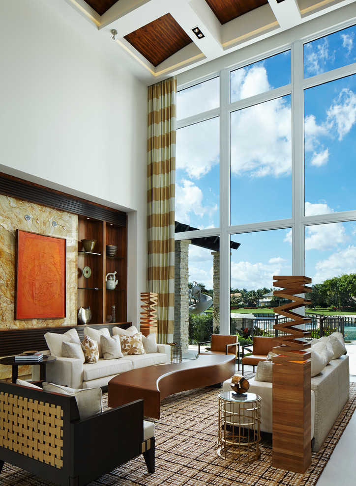 Repräsentatives, Offenes Modernes Wohnzimmer mit weißer Wandfarbe in Miami