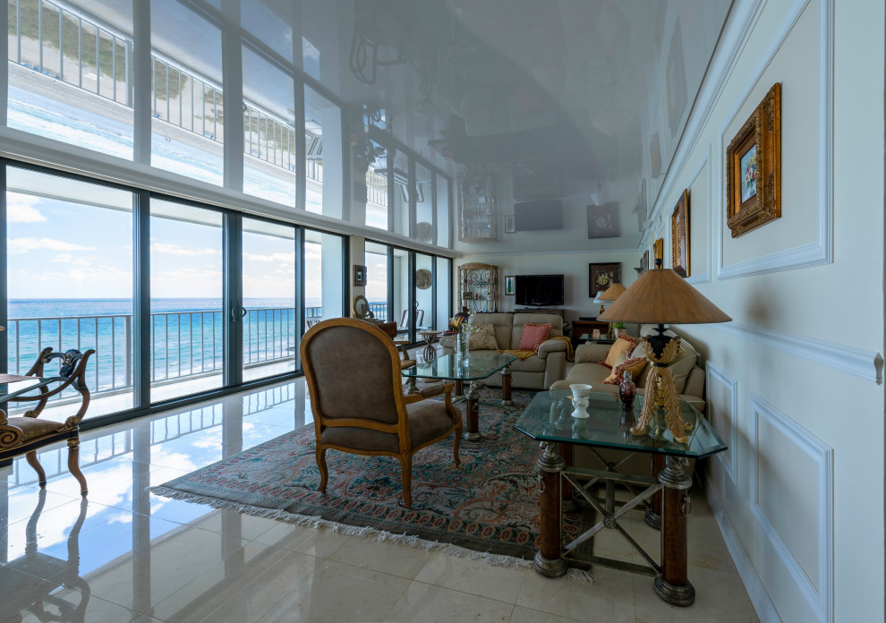 Großes, Repräsentatives, Offenes Klassisches Wohnzimmer mit gelber Wandfarbe, Marmorboden, beigem Boden, Tapetendecke und TV-Wand in Miami