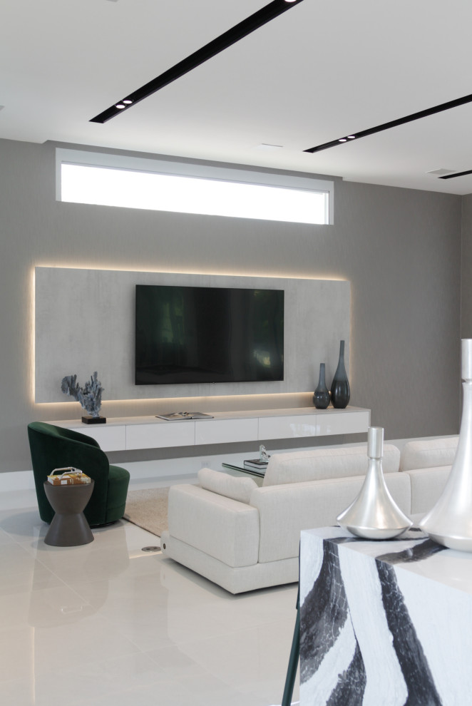マイアミにある高級な広いコンテンポラリースタイルのおしゃれなリビング (白い壁、セラミックタイルの床、壁掛け型テレビ、白い床) の写真