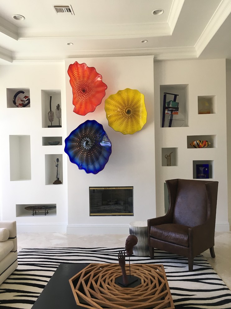 Geräumiges, Offenes Modernes Wohnzimmer mit weißer Wandfarbe und Marmorboden in Miami