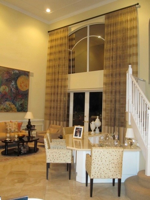Immagine di un soggiorno chic di medie dimensioni e aperto con sala formale, pareti beige, pavimento in marmo, nessun camino, nessuna TV e pavimento beige