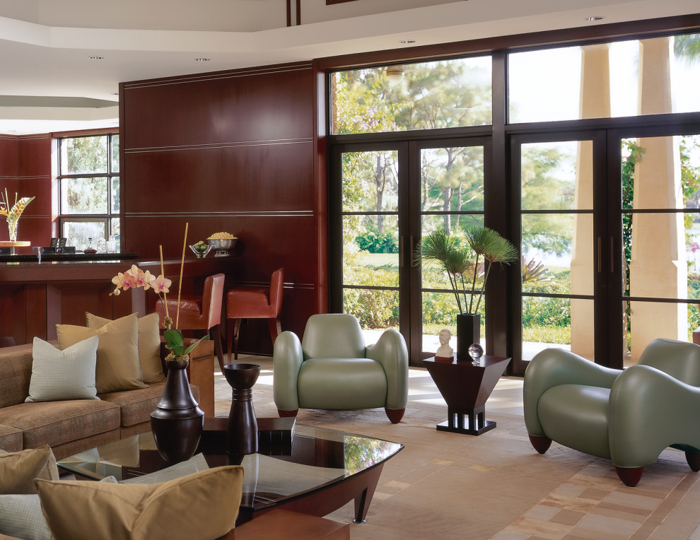 Стильный дизайн: большая открытая гостиная комната в классическом стиле с коричневыми стенами и бежевым полом - последний тренд