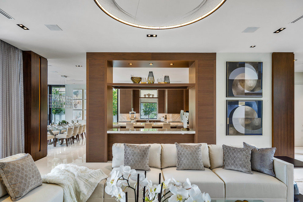 Foto di un grande soggiorno moderno aperto con pareti marroni, pavimento in marmo, TV a parete e pavimento bianco