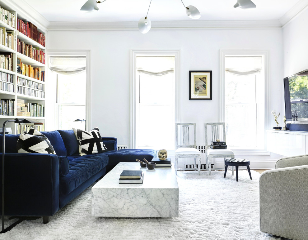 Modernes Wohnzimmer mit weißer Wandfarbe, braunem Holzboden, TV-Wand und braunem Boden in New York