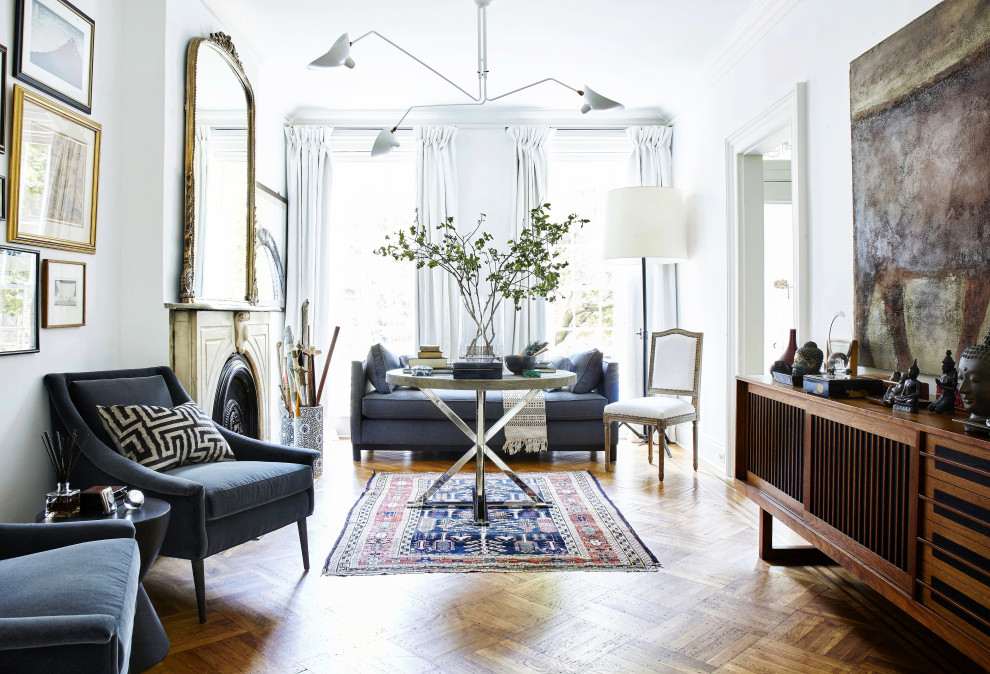 Esempio di un soggiorno minimal chiuso con pareti bianche, pavimento in legno massello medio e pavimento marrone