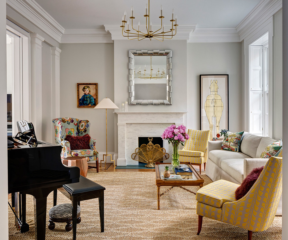Repräsentatives, Fernseherloses, Abgetrenntes Klassisches Wohnzimmer mit grauer Wandfarbe, Kamin und Kaminumrandung aus Stein in New York