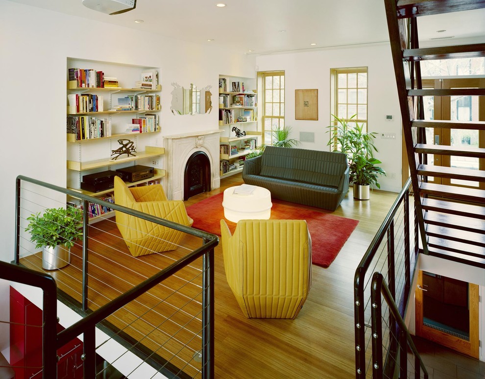 Imagen de biblioteca en casa tipo loft moderna sin televisor con paredes blancas y todas las chimeneas