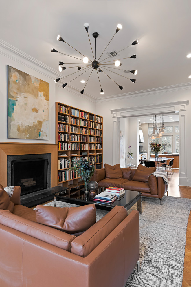Klassisches Wohnzimmer mit weißer Wandfarbe, braunem Holzboden, Kamin und braunem Boden in New York