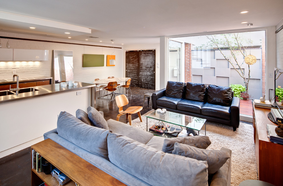 Immagine di un soggiorno minimalista aperto con TV autoportante