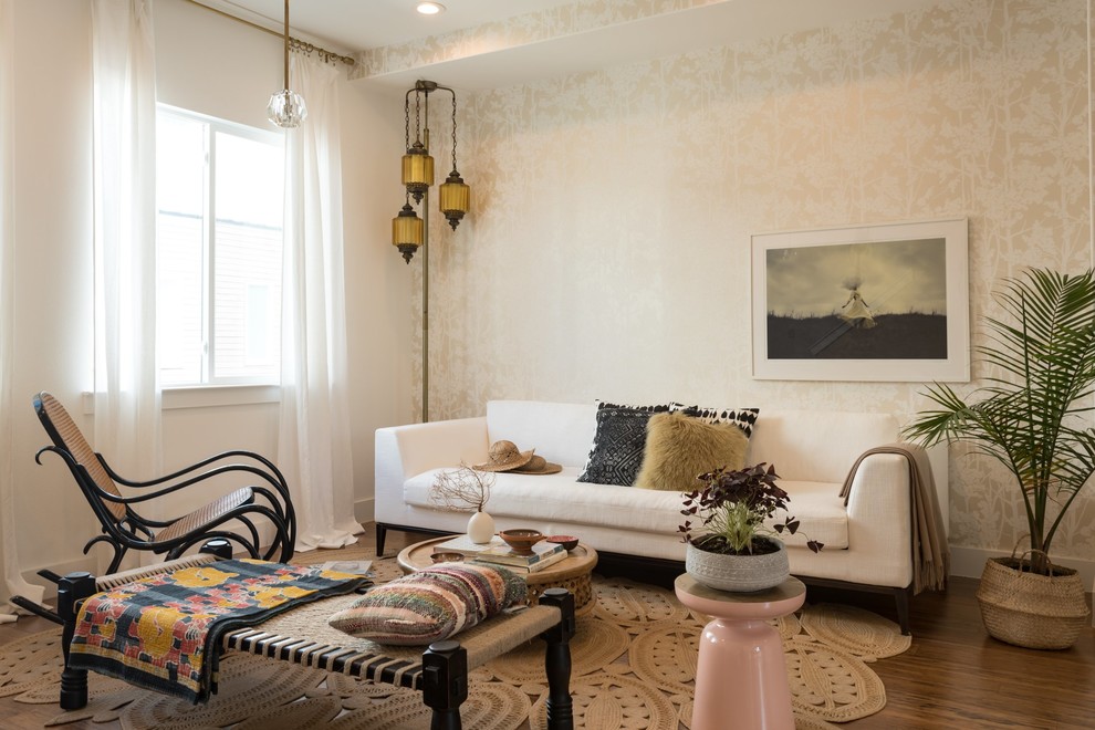 Ispirazione per un soggiorno bohémian di medie dimensioni e aperto con pareti beige, pavimento in legno massello medio e pavimento marrone