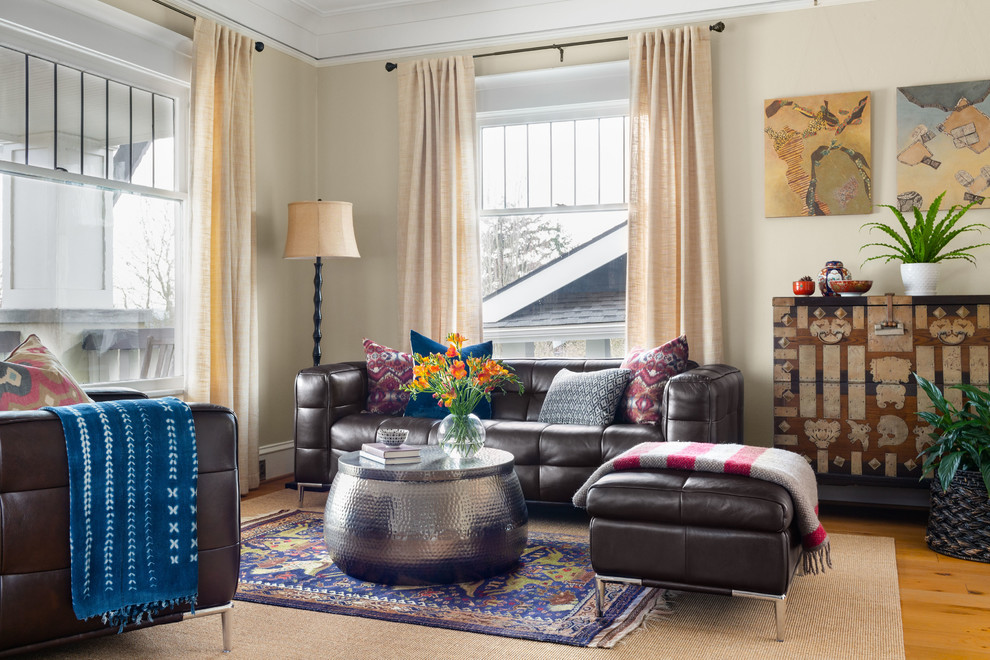 Imagen de salón bohemio de tamaño medio sin televisor con paredes beige, suelo de madera clara y cortinas
