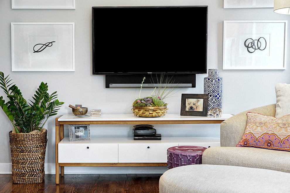 Imagen de salón para visitas abierto tradicional renovado pequeño sin chimenea con paredes grises, suelo de madera oscura y televisor colgado en la pared