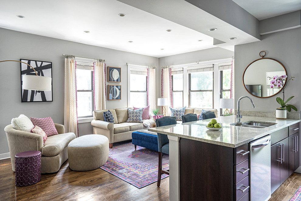Kleines, Offenes, Repräsentatives Klassisches Wohnzimmer mit TV-Wand, grauer Wandfarbe, braunem Holzboden und braunem Boden in Bridgeport