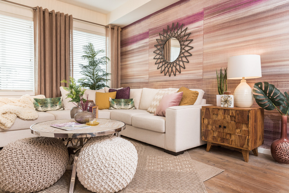 Идея дизайна: открытая гостиная комната среднего размера в стиле фьюжн с полом из винила и фиолетовыми стенами