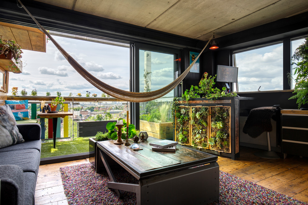 Idée de décoration pour un petit salon urbain fermé avec un sol en bois brun et un téléviseur encastré.