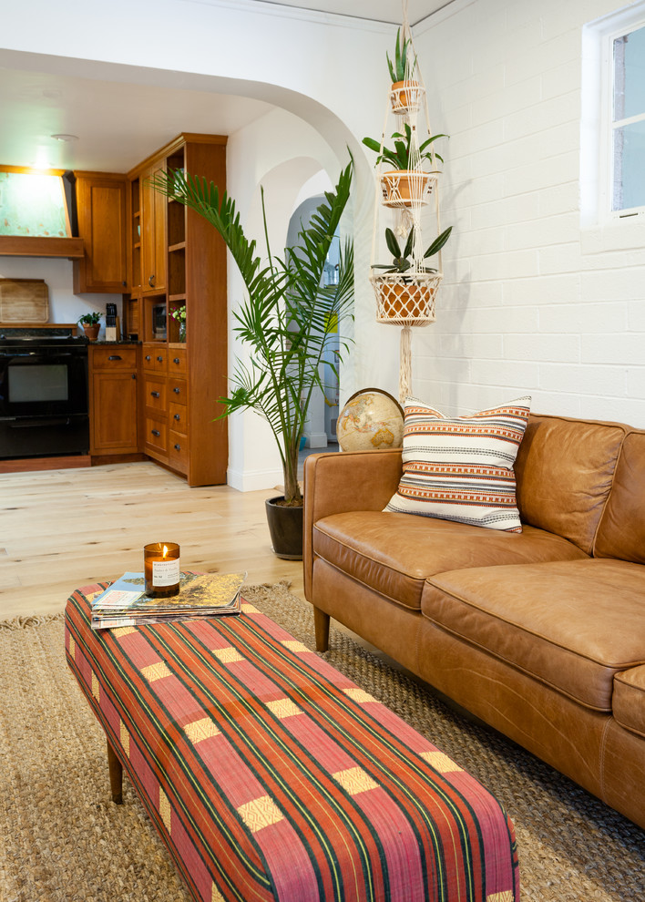 Mittelgroßes, Fernseherloses, Offenes Eklektisches Wohnzimmer mit weißer Wandfarbe und hellem Holzboden in Phoenix