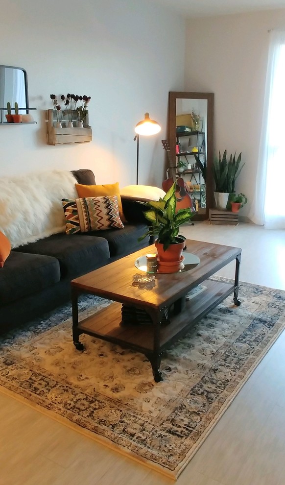 Immagine di un soggiorno boho chic con pareti bianche, pavimento in gres porcellanato e pavimento beige