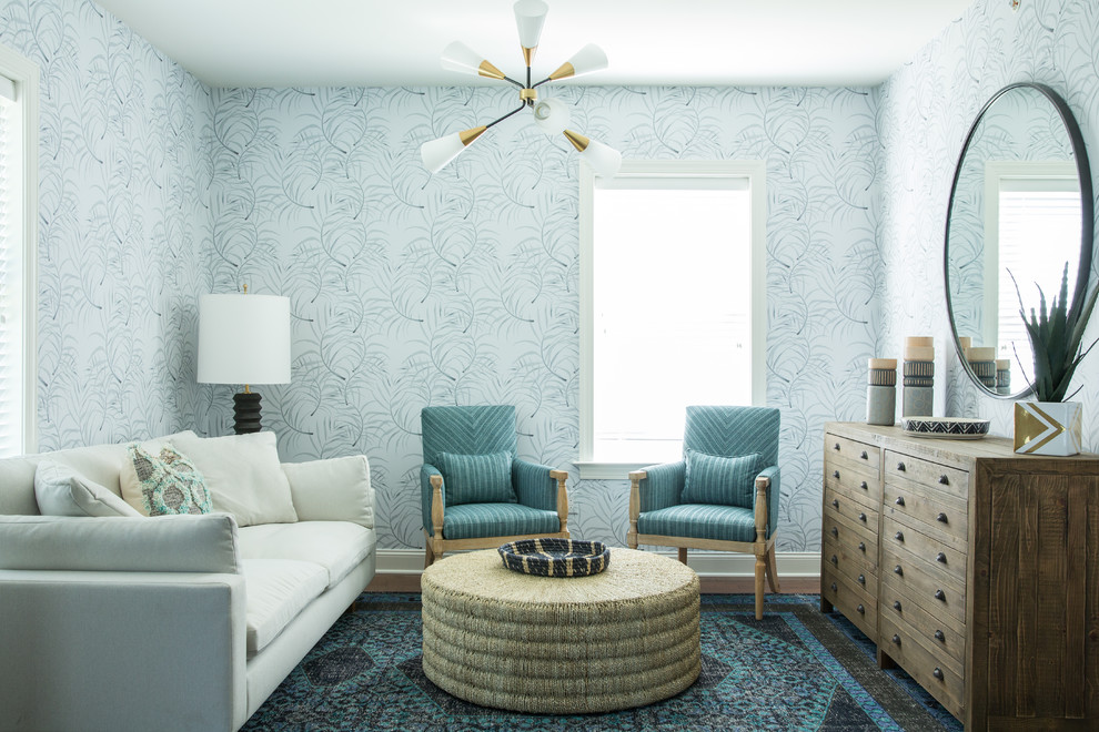 Foto di un soggiorno tradizionale chiuso con sala formale, pareti blu, parquet scuro e pavimento marrone