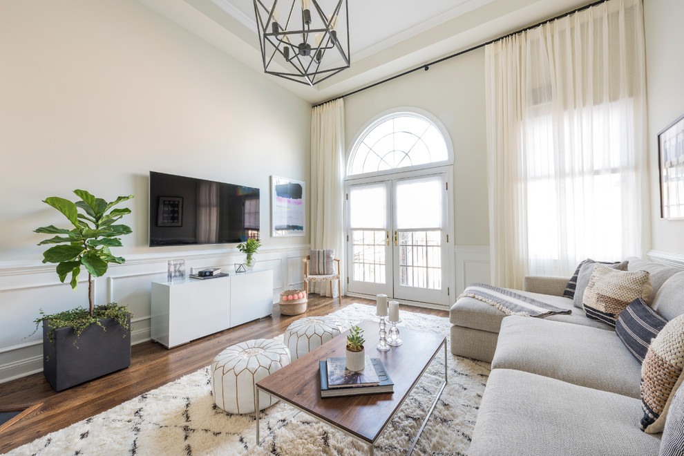Mittelgroßes, Abgetrenntes Klassisches Wohnzimmer mit beiger Wandfarbe, dunklem Holzboden, TV-Wand und braunem Boden in Philadelphia