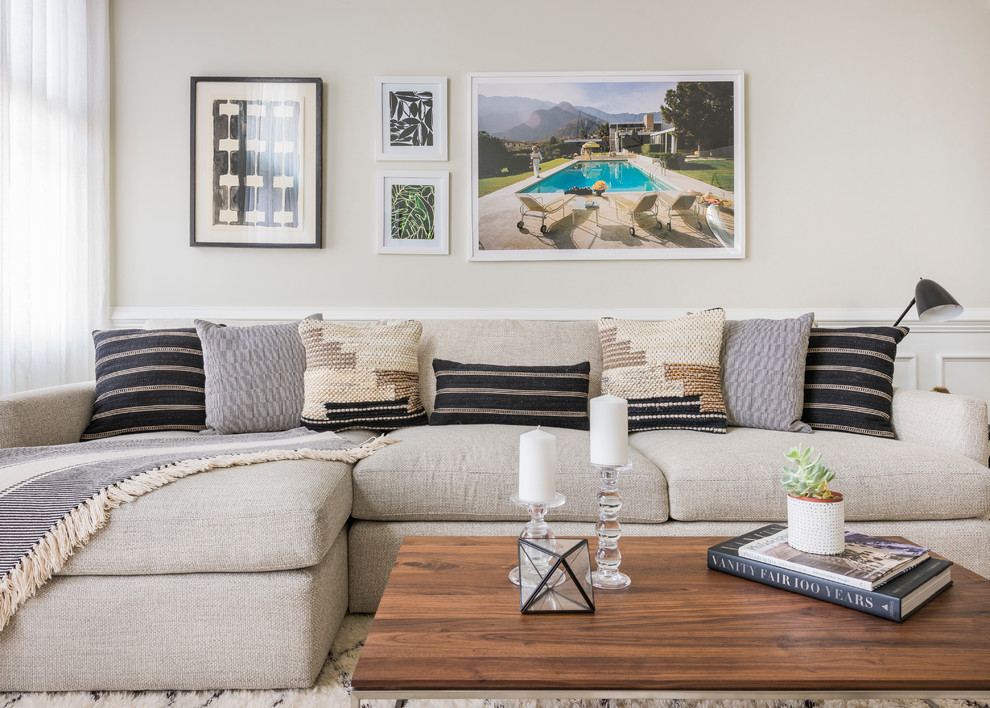 Immagine di un soggiorno classico di medie dimensioni e chiuso con pareti beige, parquet scuro, TV a parete e pavimento marrone