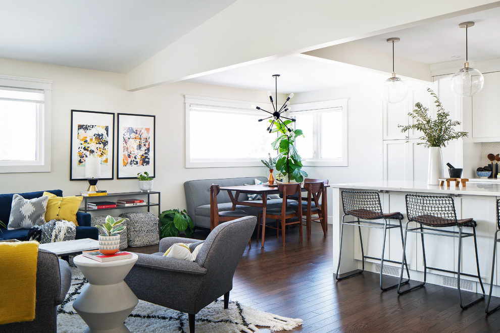 Idee per un soggiorno minimalista di medie dimensioni e aperto con pavimento in legno massello medio, TV a parete e pavimento marrone