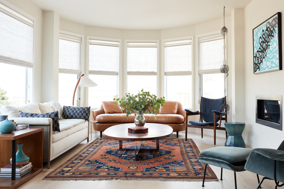 Cette image montre un salon design avec un mur beige, parquet clair et une cheminée ribbon.