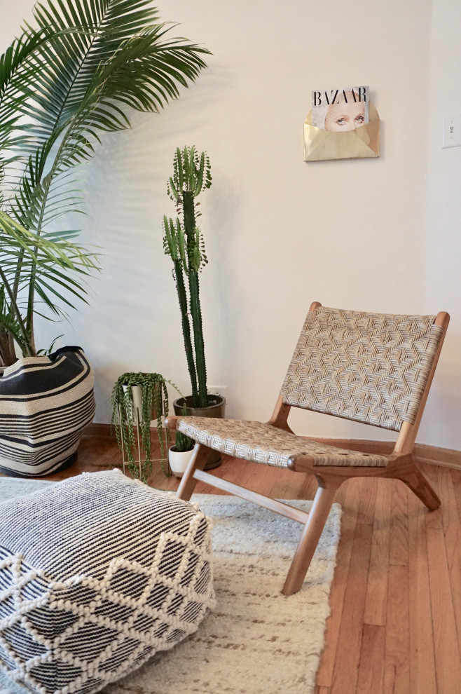 Inspiration för ett litet minimalistiskt separat vardagsrum, med beige väggar, ljust trägolv och beiget golv