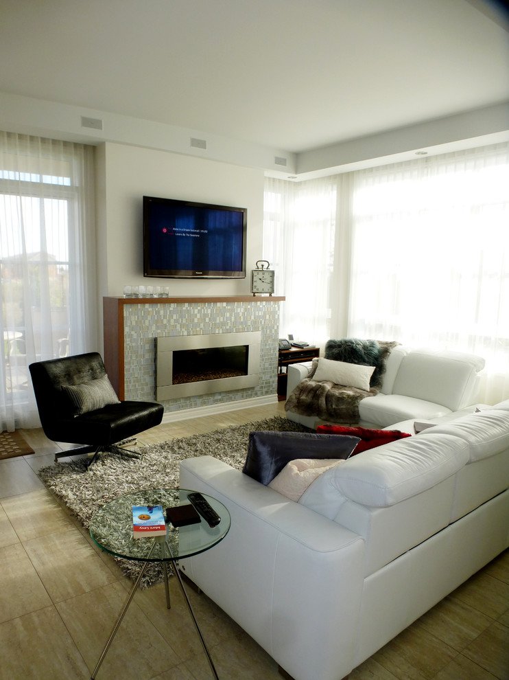Mittelgroßes Modernes Wohnzimmer mit weißer Wandfarbe, Gaskamin, TV-Wand und gefliester Kaminumrandung in Montreal