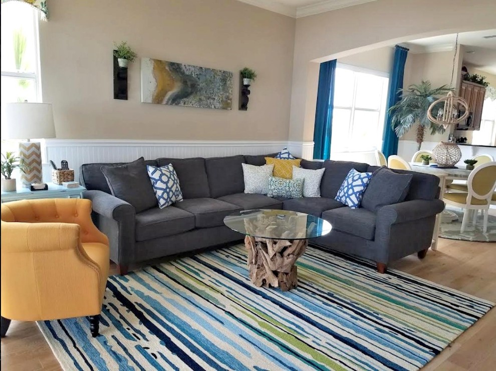 Repräsentatives, Fernseherloses, Offenes Maritimes Wohnzimmer ohne Kamin mit beiger Wandfarbe und hellem Holzboden in Atlanta