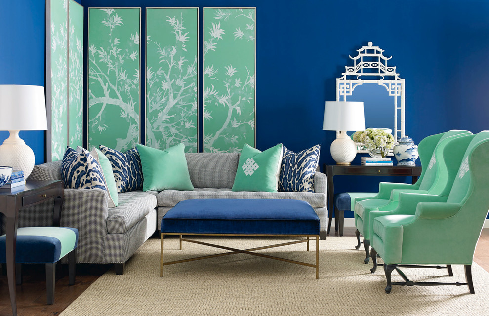 Cette image montre un salon traditionnel avec un mur bleu, parquet foncé et un sol marron.