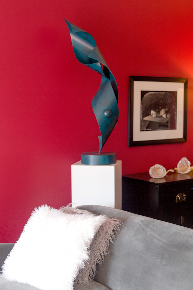 Mittelgroßes, Offenes Modernes Wohnzimmer ohne Kamin mit roter Wandfarbe, braunem Holzboden, freistehendem TV und braunem Boden in New York