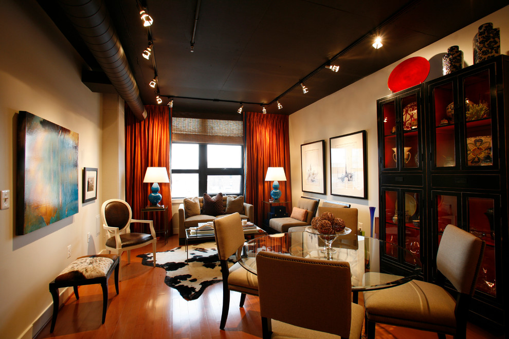 Imagen de salón para visitas clásico renovado de tamaño medio sin chimenea y televisor con paredes beige y suelo de baldosas de cerámica
