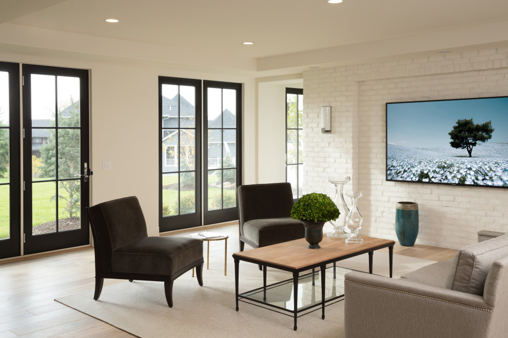 Ejemplo de salón abierto minimalista con paredes blancas, suelo de madera clara y televisor colgado en la pared