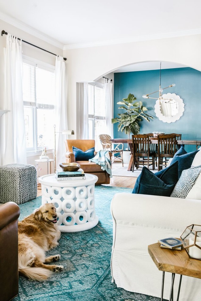 Foto di un soggiorno stile marinaro aperto con pareti bianche, parquet chiaro e pavimento marrone