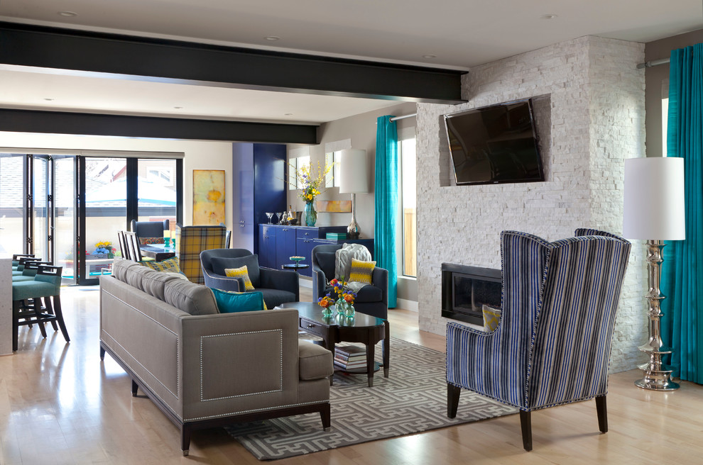 На фото: гостиная комната в современном стиле с серыми стенами, светлым паркетным полом, горизонтальным камином и фасадом камина из камня с