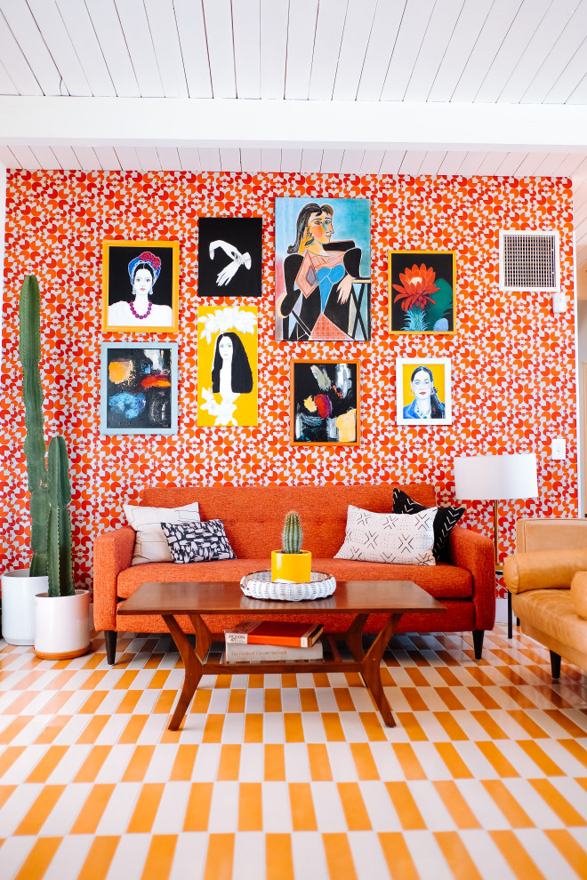 На фото: огромная открытая гостиная комната в стиле ретро с полом из керамической плитки и разноцветным полом