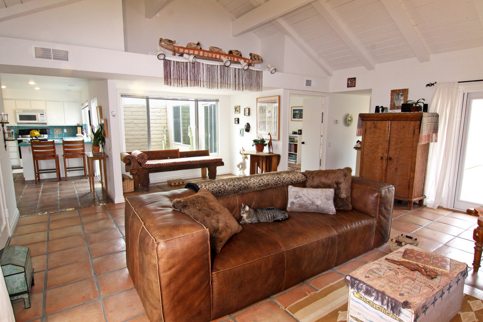 Mediterranes Wohnzimmer mit weißer Wandfarbe und Terrakottaboden in Orange County